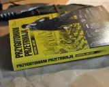 Książka "Przygotowani przetrwają. Survival miejski" leży obok noża. Podręcznik do przetrwania w miejskiej dżungli.