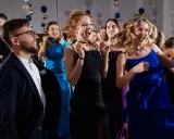 Koszt fotografa na studniówkę: Od 40 zł/os. Co w cenie i jak wybrać?