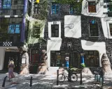 Kolorowy budynek Hundertwasserhaus w Wiedniu, idealne miejsce, gdzie kupić pamiątki.