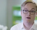 Mann mit Brille spricht über seine bretaris genuair erfahrungsberichte.