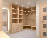Amplio vestidor de madera clara con estanterías y cajones. Las medidas del vestidor permiten organizar ropa y accesorios.