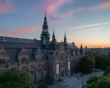 Nordiska museet badar i solnedgångens rosa sken.