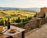 Un pasto delizioso con pasta, formaggio e vino rosso, perfetto per mangiare a Pienza, con vista sulle colline toscane.