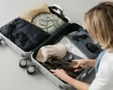 Packar **swiss handbagage** med kläder, skor, väska och accessoarer.