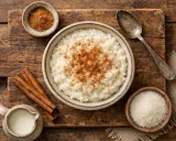 Cremiger Milchreis mit Zimt, Zucker und Zimtstangen. Ist Milchreis gesund? Mit wenig Zucker und Vollkornreis ja!