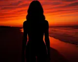 Silueta de una mujer en la playa al atardecer, con el cielo en tonos naranjas y rojos intensos.