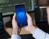 Szukasz sposobu, jak odblokować telefon zablokowany hasłem Xiaomi bez utraty danych? Na ekranie telefonu widnieje symbol tarczy z kluczem.