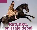 Kobieta w zwiewnej sukni siedzi na czarnym koniu, który staje dęba.