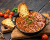 Pyszne chili con carne z fasolą i kukurydzą, podane z grzankami. Idealny przepis na zdrowy obiad, który rozgrzeje i nasyci.