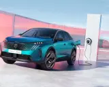 Un nuevo Peugeot E-3008 eléctrico enchufable, de color azul turquesa, cargando en un moderno punto de recarga.