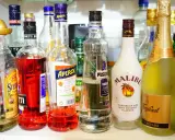 Różnorodne butelki alkoholi: Aperol, Malibu, Puschkin, Freixenet. Ile setka ma procent? To zależy od zawartości butelki!