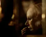En närbild av en kvinna med en drömmande blick, som påminner om Greta Garbos ikoniska roller i klassiska filmer.