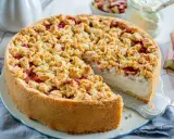 Saftiger Rhabarber Schmand Kuchen mit knuspriger Streuseldecke, ein Genuss für jeden Kaffeetisch.