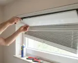 Persona intenta abrir tapa persiana PVC con destornillador. No puedo abrir tapa persiana PVC.