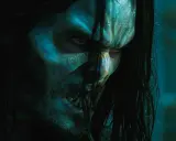 Morbius, interpretato da Jared Leto, con occhi rossi e zanne affilate, pronto a scatenare la sua furia vampirica.