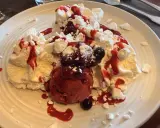 Délicieux dessert meringué aux fruits rouges et glace, une gourmandise du relais d'Alsace Laval.
