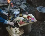 En mysig kväll med mat och vandring vid lägerelden. Ost, kex, oliver och gott att dricka.