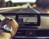 Navegando por la carretera, el GPS muestra la ruta de Madrid a Barcelona, indicando 66 km restantes.