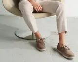 Męskie buty żeglarskie w kolorze taupe idealnie komponują się z jasnymi, lnianymi spodniami, tworząc stylowy letni zestaw.