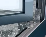 Mechanizm drzwi balkonowych, pokazujący detale zawiasów i prowadnic, kluczowe przy pytaniu jak podnieść drzwi balkonowe.