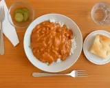 En smaklig middag med ris, curry och bröd. Perfekt för halmstad restaurang tips!
