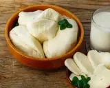 Ser halloumi w misce i na talerzyku, obok szklanka mleka. Czy ser halloumi jest zdrowy? To pytanie zadaje sobie wielu miłośników tego sera.
