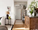 Un mueble oscuro puede alegrar una habitación con luz natural y plantas.