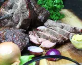 Saftiger Mutzbraten, frisch aufgeschnitten, mit Senf, Zwiebeln und Petersilie. Ein tolles Rezept für den Grill.