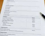 Extrait d'un contrat de bail location détaillant le loyer mensuel hors charges (800€), les provisions sur charges (50€) et le dépôt de garantie (800€).