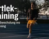 Ein Mann läuft auf einer blauen Laufbahn. Das "Fartlek-Training" bringt Abwechslung ins Lauftraining.