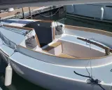 Un voilier Pabouk 700 bleu clair et blanc, prêt à naviguer, amarré à quai.