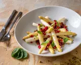 Weißer Spargel mit Granatapfelkernen und Minze, eine histaminarme Delikatesse.