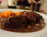 Un succulento brasato al barolo, tenero e saporito, accompagnato da carote arancioni.