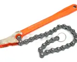 Herramienta de **llave cadena** con mango naranja y cadena metálica para filtros o tuberías.