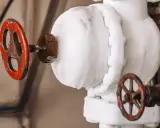 Válvulas de control de la presión de agua en casa, cubiertas de escarcha.