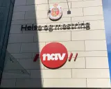 Budynek z napisem "Helse og mestring" i logo NAV. To instytucja z Norwegii zajmująca się zdrowiem i wsparciem.