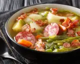 Un plat réconfortant de spécialités Metz : une soupe garnie de saucisses, lardons, pommes de terre et haricots verts.