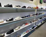 Warsaw sneaker store czy legit? Na półkach mnóstwo stylowych butów, od klasycznych adidasów po modne trampki.