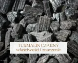 Grupka surowych, czarnych kryształów turmalinu. Poznaj czarny turmalin właściwości i jego znaczenie.