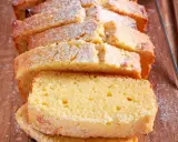 Puszyste ciasto cytrynowe, pokrojone w plastry i posypane cukrem pudrem. Idealny przepis na ciasto na niedzielne popołudnie.