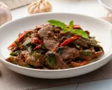 Aksamitne kawałki wołowiny z bazylią i papryczką chili, aromatyczne wołowina po tajsku.