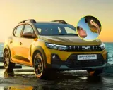 El Sandero Stepway 2026 amarillo, listo para la aventura junto al mar. Una mujer abre el maletero, iluminando el camino.