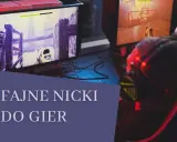 Gracz w słuchawkach z podświetleniem LED gra w grę na komputerze. Na ekranie widać postać z bronią. Tekst "Fajne nicki do gier" sugeruje inspiracje dla graczy.