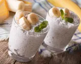 Dwa pucharki z puddingiem z nasion chia i bananem, idealne dla kobiet w ciąży. Zdrowe i pyszne!
