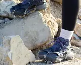 Buty z kolcami na kamienistym terenie. Raki na buty jakie wybrać, by bezpiecznie stawiać kroki na śliskiej nawierzchni.