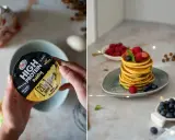 Jak zrobic proteinowe pancakes? Na zdjęciu widać składniki: pudding proteinowy i gotowe placuszki z owocami.