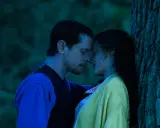 Intymny moment między parą w lesie, przypominający scenę z filmu "Kochanek Lady Chatterley" 2015.