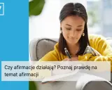 Kobieta pisze w notesie, zastanawiając się nad mocą afirmacji. Czy afirmacje działają? Poznaj prawdę.