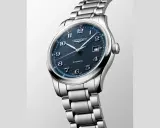 Elegante orologio Longines con quadrante blu testurizzato, numeri arabi argentati e datario. Il cinturino in acciaio lucido completa questo gioiello di precisione, un vero tesoro tra gli orologi.