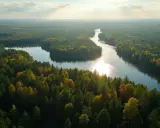 Malowniczy krajobraz Borów Tucholskich z krętą rzeką i jesiennymi drzewami. Idealne miejsce na odkrywanie atrakcji przyrodniczych.